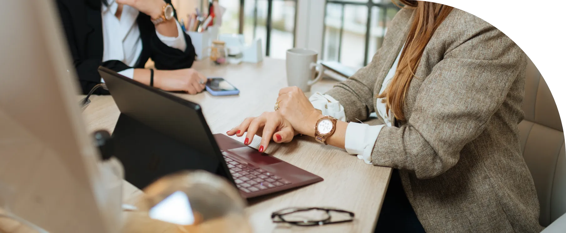 deux femmes discutant de la cryptomonnaie3x
